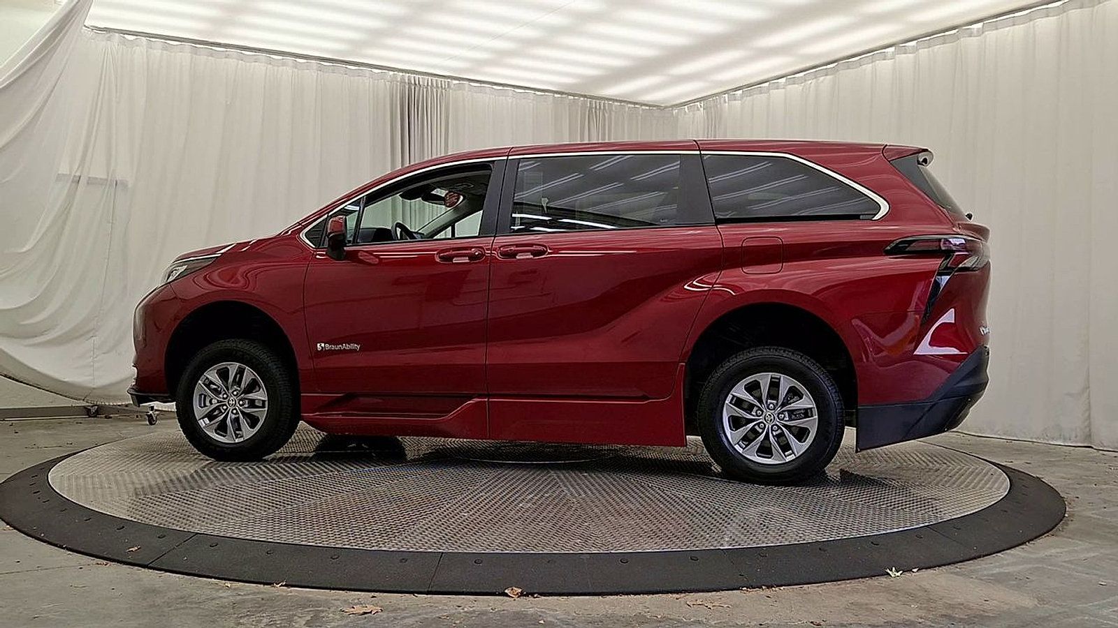 Used 2023 Toyota Sienna LE FWD image 2