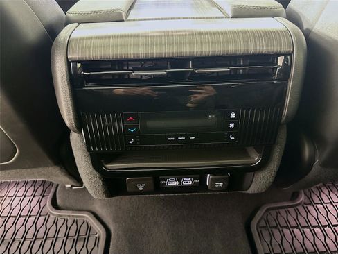 Used 2024 Jeep Wagoneer Series III w/ Premium Group I AWD/4WD image 34