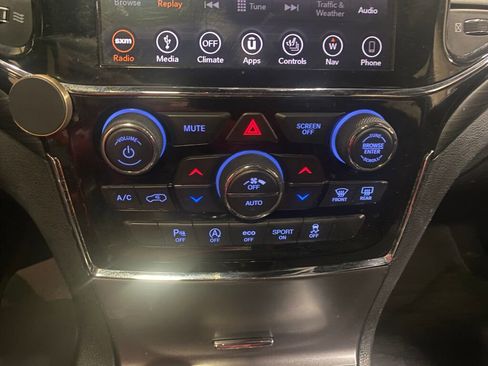 Used 2019 Jeep Grand Cherokee Laredo image 2