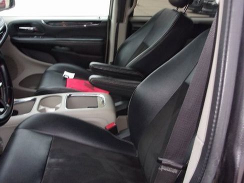 Used 2019 Dodge Grand Caravan SXT image 10