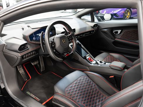 Used 2020 Lamborghini Huracan EVO image 13