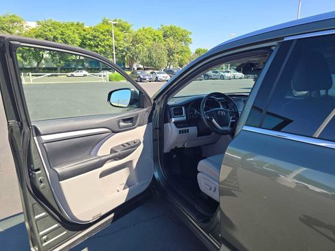 Used 2019 Toyota Highlander XLE w/ Carpet Mat Package (TMS) AWD/4WD image 21