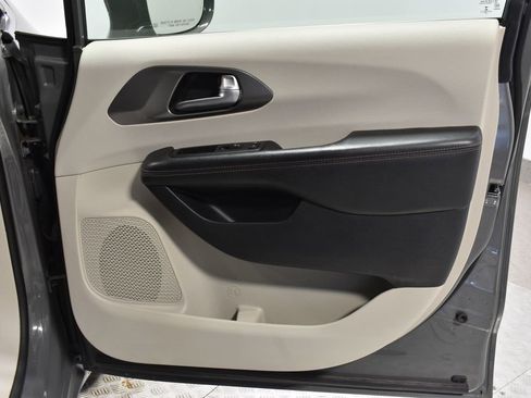 Used 2020 Chrysler Pacifica Touring-L Plus image 32