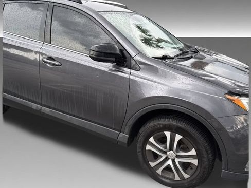 Used 2018 Toyota RAV4 LE FWD image 4