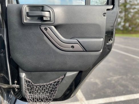 Used 2018 Jeep Wrangler Unlimited Sahara AWD/4WD image 13