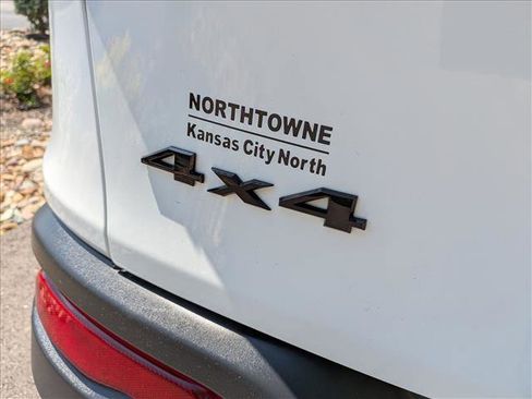 Used 2017 Jeep Cherokee Sport AWD/4WD image 16