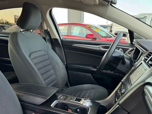 Used 2017 Ford Fusion SE w/ Fusion SE Technology Package image 34