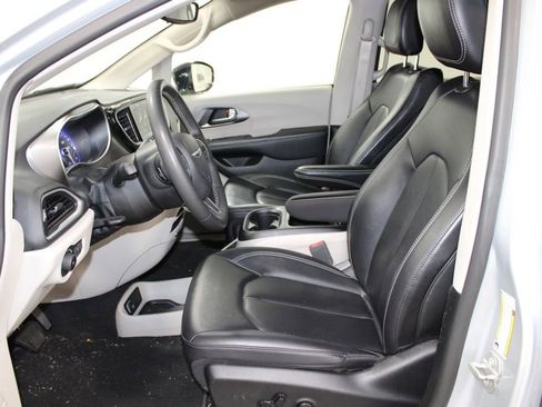 Used 2024 Chrysler Pacifica Touring-L image 16