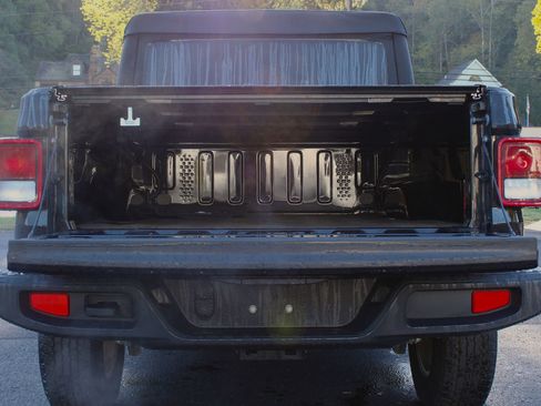 Used 2022 Jeep Gladiator Sport image 13