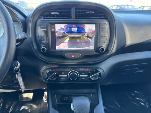 Used 2025 Kia Soul LX w/ LX Technology Package FWD image 17
