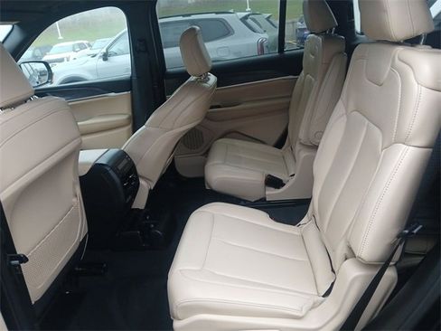 Used 2024 Jeep Grand Cherokee L Limited w/ Black Appearance Package image 23