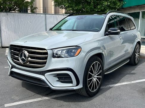 Used 2024 Mercedes-Benz GLS 580 4MATIC image 3
