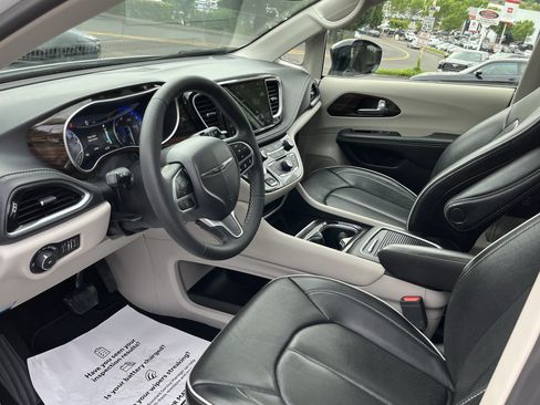 Used 2024 Chrysler Pacifica Limited FWD image 10