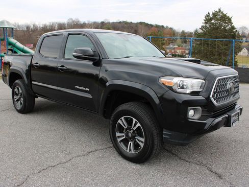 Used 2019 Toyota Tacoma TRD Sport image 2