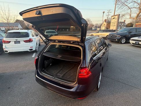 Used 2017 Volkswagen Golf SE image 25