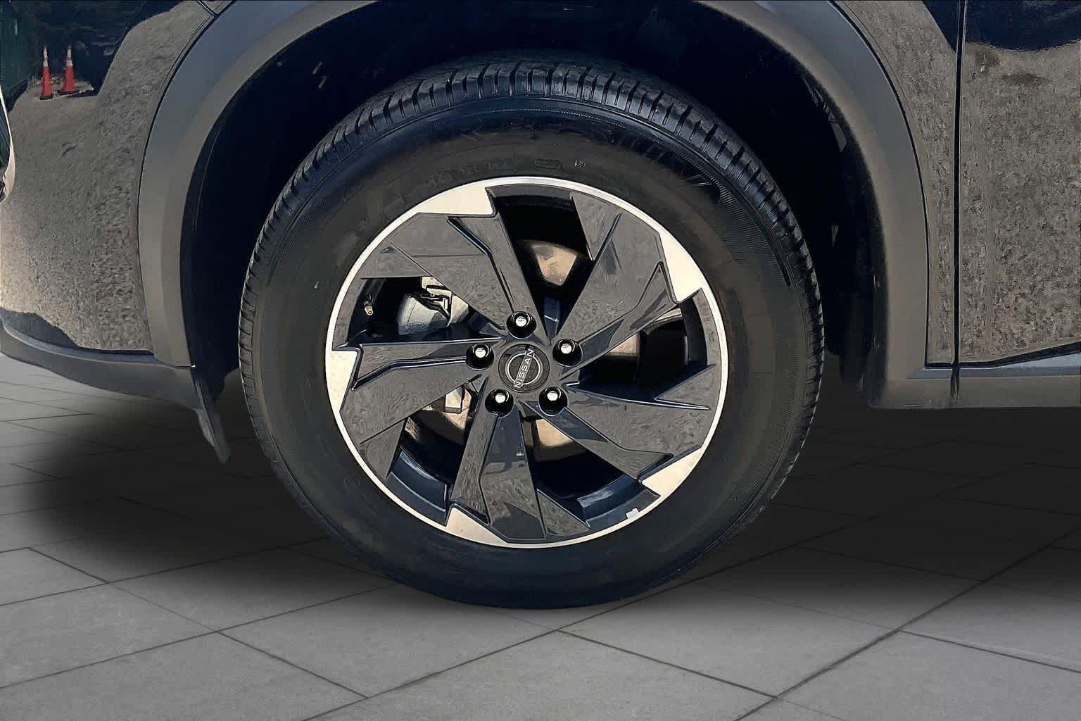 Used 2025 Nissan Rogue SV FWD image 11