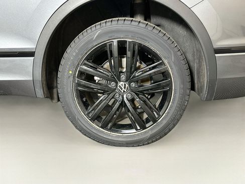 Used 2022 Volkswagen Tiguan SE R-Line FWD image 11