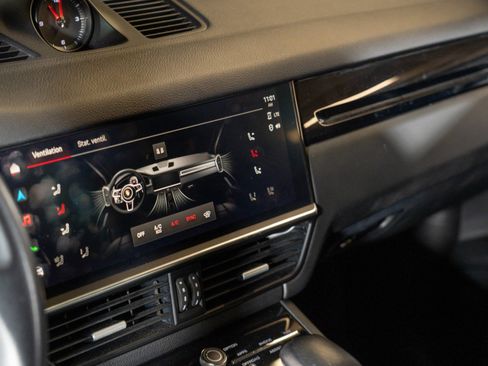 Certified 2023 Porsche Cayenne AWD/4WD image 17