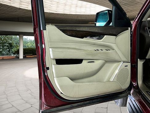 Used 2017 Cadillac Escalade Luxury RWD image 15