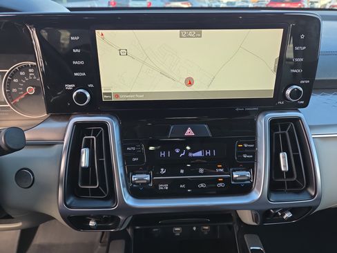 Used 2022 Kia Sorento EX w/ Panoramic Sunroof Package image 25