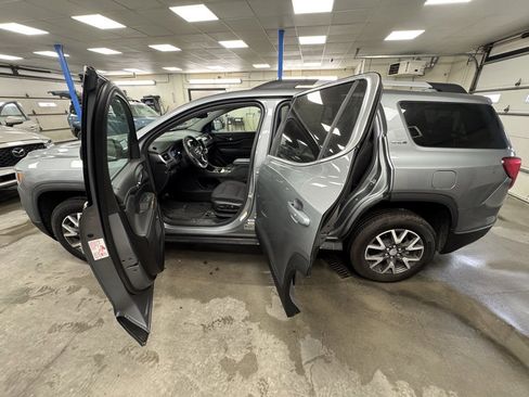Used 2023 GMC Acadia SLE w/ Driver Convenience Package image 2