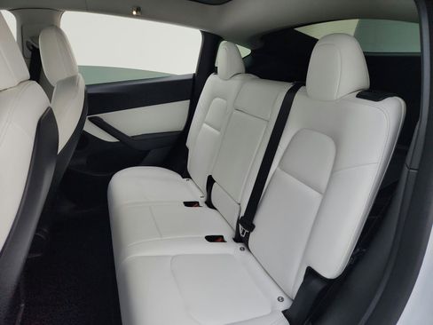 Used 2022 Tesla Model Y Long Range image 20