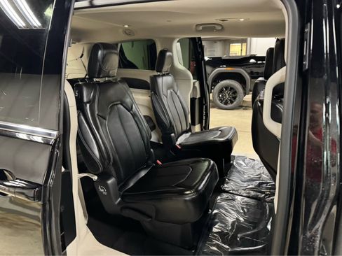 Used 2024 Chrysler Pacifica Touring-L image 12