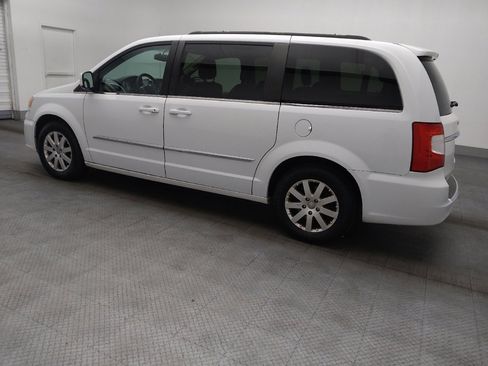 Used 2016 Chrysler Town & Country Touring image 3