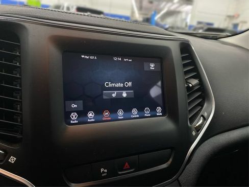 Used 2019 Jeep Cherokee Latitude Plus w/ Cold Weather Group AWD/4WD image 29