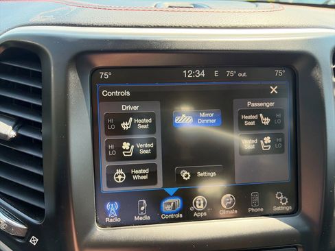 Used 2017 Jeep Cherokee Trailhawk image 17