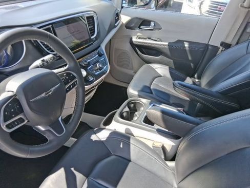 Used 2024 Chrysler Pacifica Touring-L FWD image 16