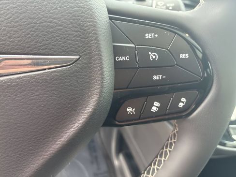 Used 2023 Chrysler Pacifica Limited w/ Uconnect Theater Family Group FWD image 12