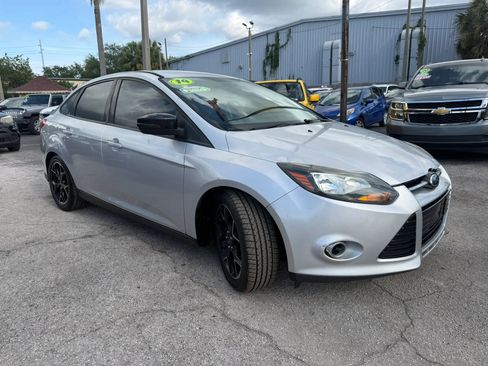 Used 2014 Ford Focus SE w/ Equipment Group 201A FWD image 3
