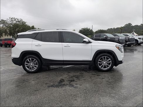 Used 2022 GMC Terrain SLT w/ Tech Package FWD image 3