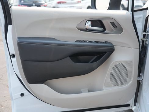 Used 2023 Chrysler Pacifica Touring-L FWD image 14