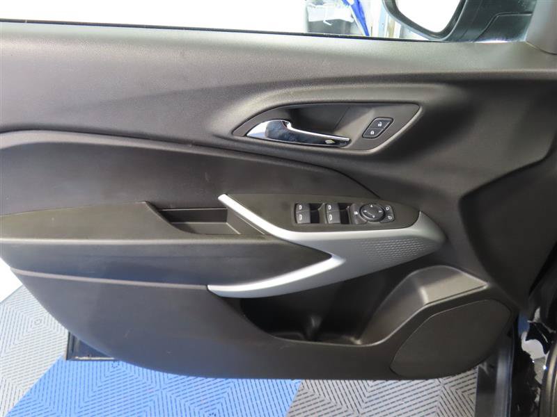 Used 2024 Chevrolet Trax RS FWD image 12