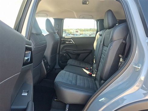 New 2025 Mitsubishi Outlander SE image 5