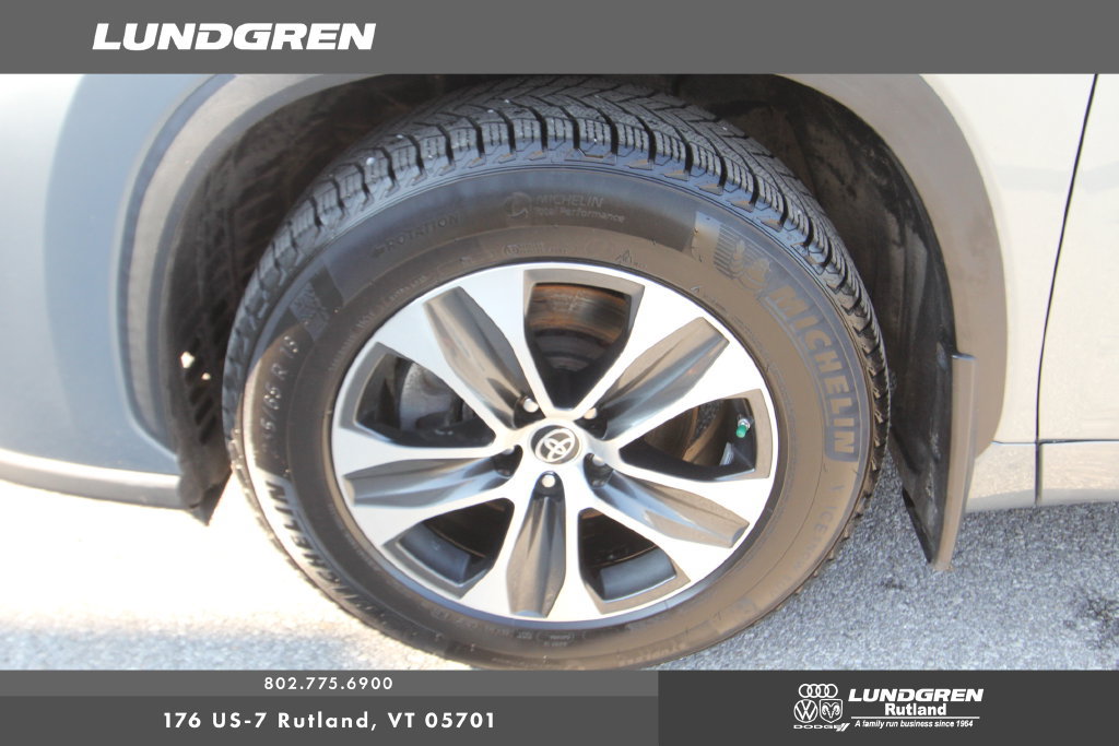 Used 2021 Toyota Highlander XLE AWD/4WD image 12