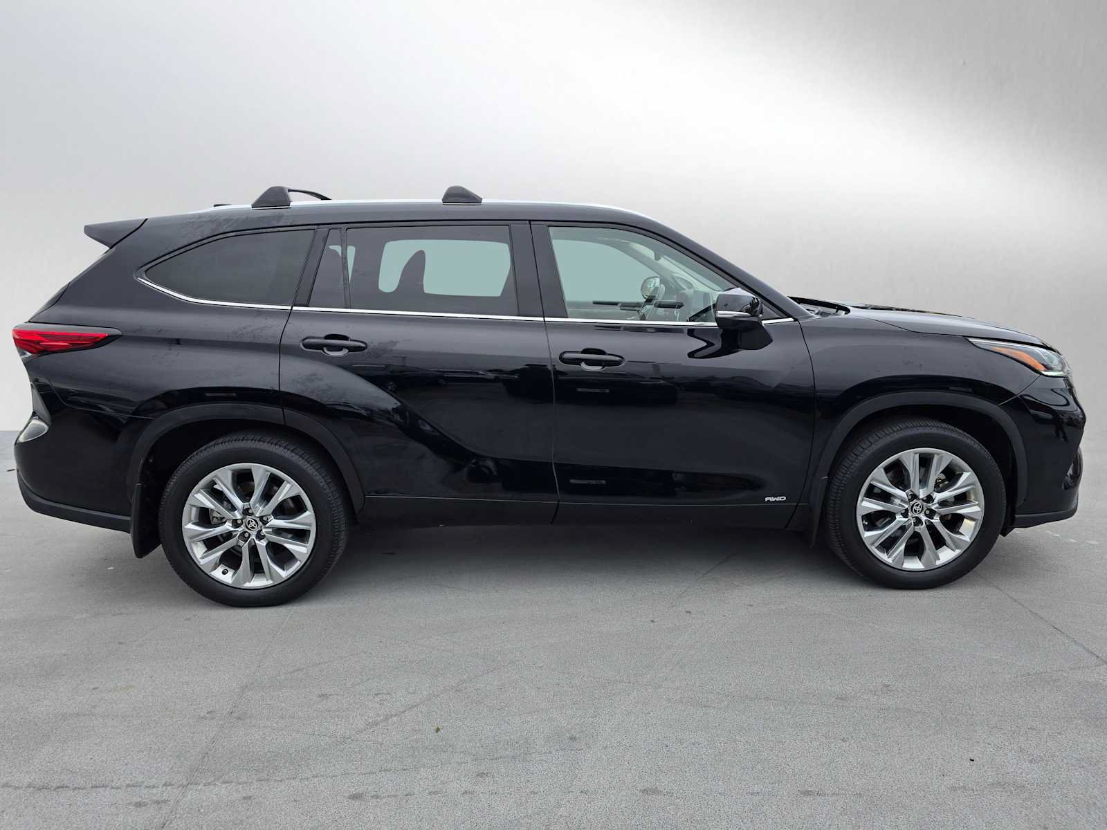 Used 2023 Toyota Highlander Limited AWD/4WD image 3