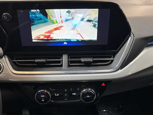 Used 2025 Chevrolet Trax LT FWD image 17