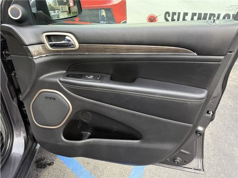 Used 2017 Jeep Grand Cherokee Overland w/ Jeep Active Safety Group image 32