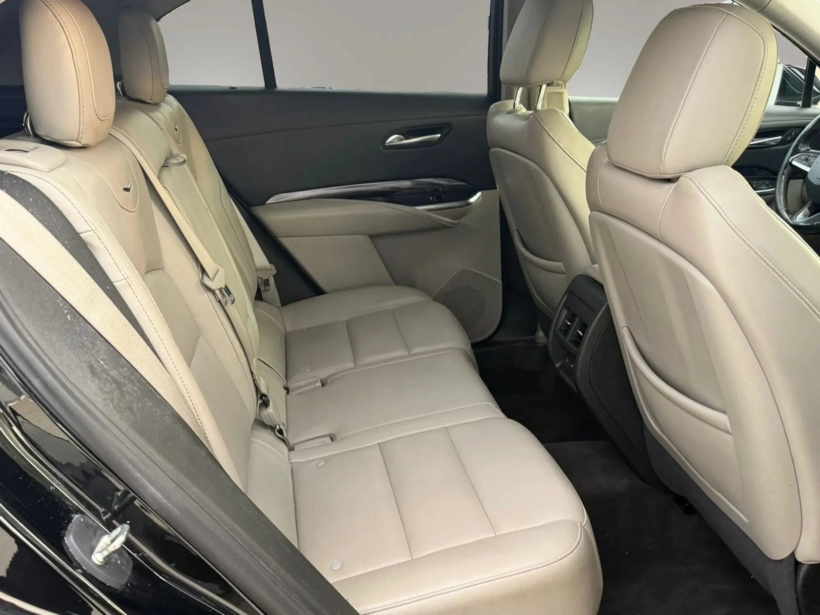 Used 2023 Cadillac XT4 Luxury w/ Cold Weather Package FWD image 18