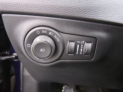 Used 2018 Jeep Compass Latitude w/ Cold Weather Group image 19