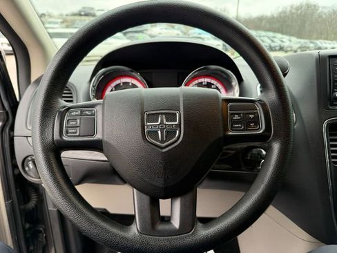 Used 2019 Dodge Grand Caravan SE w/ UConnect Hands-Free Group image 20