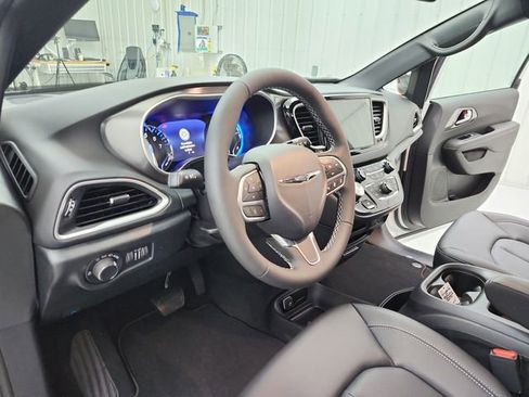 New 2026 Chrysler Voyager LX image 18