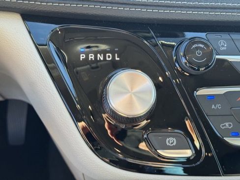 Used 2024 Chrysler Pacifica Touring-L image 24