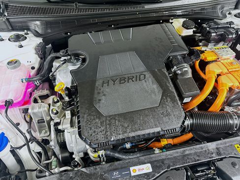 Used 2025 Hyundai Elantra Blue image 31