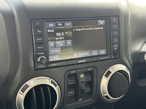 Used 2018 Jeep Wrangler Unlimited Rubicon w/ Cold Weather Group image 23