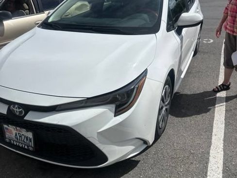 Used 2022 Toyota Corolla LE FWD image 2