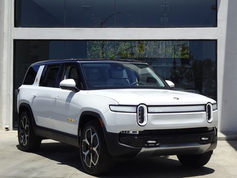 Used 2024 Rivian R1S Adventure AWD/4WD image 9